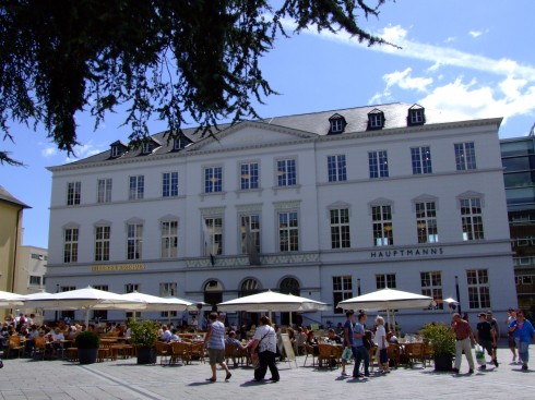 Kornmarkt ligger også i shoppingstrøket, et kvartal bortenfor Hauptmarkt. Foto: © Tourist-Office Trier / Rudek Kornmarkt, Trier, Vest-Tyskland, Tyskland