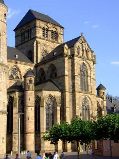 Triers Liebfrauenkirche ble påbegynt cirka år 1230 og er Tysklands første kirke i gotisk stil. Foto: © Tourist-Office Trier / Rudek Liebfrauenkirche, Trier, Vest-Tyskland, Tyskland