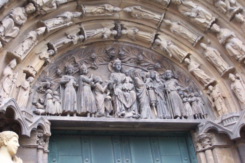 Tympanon på vestportalen har Tilbedelsen av Magi som tema, med Maria, Jesusbarnet og De hellige tre konger. Foto: Berthold Werner / Wikipedia Liebfrauenkirche, Trier, Vest-Tyskland, Tyskland