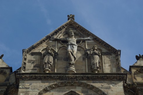 Liebfrauenkirche - Vestfasadens gavl har korsfestelsen som tema. Foto: Berthold Werner / Wikipedia Liebfrauenkirche, Trier, Vest-Tyskland, Tyskland
