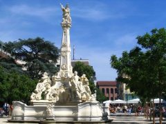 Kornmarkt med Georgsbrunnen ligger bare et kvartal bortenfor Hauptmarkt. Foto: © Tourist-Office Trier / Rudek Kornmarkt, Georgsbrunnen, Trier, Vest-Tyskland, Tyskland