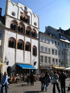 Dreikönigenhaus fra år 1230 ligger i Simeonstrasse, mellom Porta Nigra og Hauptmarkt. Foto: © Tourist-Office Trier / Rudek Dreikönigenhaus, Trier, Vest-Tyskland, Tyskland