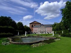 Kurfürstliches Palais fra 1756 er et av verdens fineste rokokkoslott - sett fra parken bak Rheinisches Landesmuseum. Foto: © Tourist-Office Trier / Rudek Kurfürstliches Palais, Trier, Vest-Tyskland, Tyskland