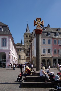 Marktkreutz bæres av en søyle fra den første basilikakirken fra 300-tallet. Foto: Berthold Werner / Wikipedia Marktkreutz, Hauptmarkt, Trier, Vest-Tyskland, Tyskland