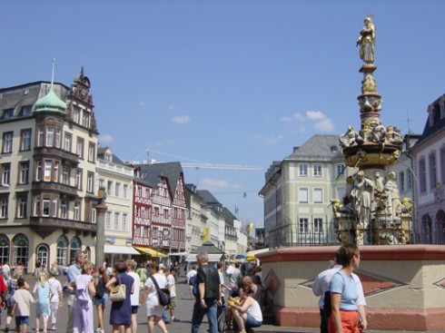 Fra Haupmarkt, sett i retning Simeonstrasse og Porta Nigra - Petrusbrunnen til høyre. Foto: © Tourist-Office Trier Haupmarkt, Trier, Vest-Tyskland, Tyskland