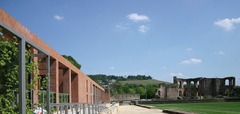 Kaiserthermen er i dag en del av et større parkanlegg. I bakgrunnen ser du vinmarkene ved Olewig. Foto: © Tourist-Office Trier / Jacobs Kaiserthermen, Trier, Vest-Tyskland, Tyskland