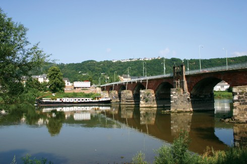 Römerbrücke er nesten to tusen år gammel, og brukes i dag av fotgjengere og til biltrafikk. Foto: © www.trier.de Römerbrücke, Trier, Vest-Tyskland, Tyskland