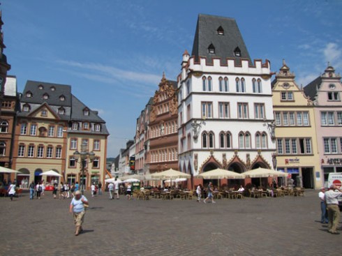 Det hvite middelalderbygget Steipe er omgitt av barokk bebyggelse på begge sider. Foto: © Tourist-Office Trier Steipe, Hauptmarkt, Trier, Vest-Tyskland, Tyskland
