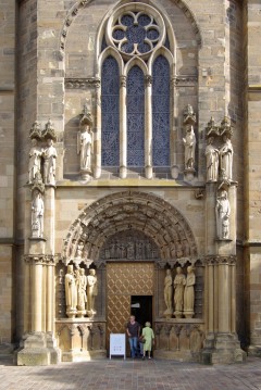 Triers Liebfrauenkirche har en vakkert utsmykket vestportal. Foto: Berthold Werner / Wikipedia Liebfrauenkirche, Trier, Vest-Tyskland, Tyskland