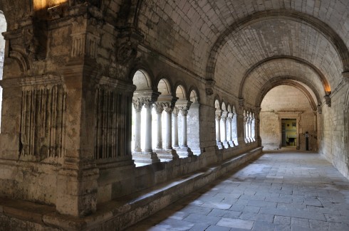 Buegangen som tilhører Eglise St.-Tromphine er i romansk stil og kjent for sine vakre søyler og pilarer. Korsgangen som tilhører Eglise St.-Tromphine, Arles, Provence, Sør-Frankrike, Frankrike