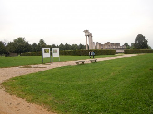 Römermuseum og Römerpark i byen Xanten dokumenterer romernes nærvær i Tyskland på en meget interessant måte. Til høyre restene av et romersk tempel. Xanten, Römerpark, Römermuseum