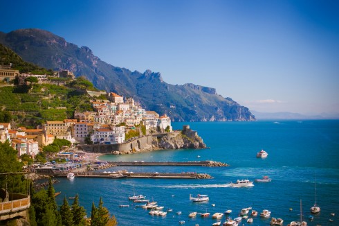 Billedskjønne Amalfi har mye arkitektur, kunst og kultur å by på - men også flotte badestrender og en spennende gamleby med masser av butikker, kafeer og barer. Amalfi, Amalfikysten, Sør-Italia, Italia