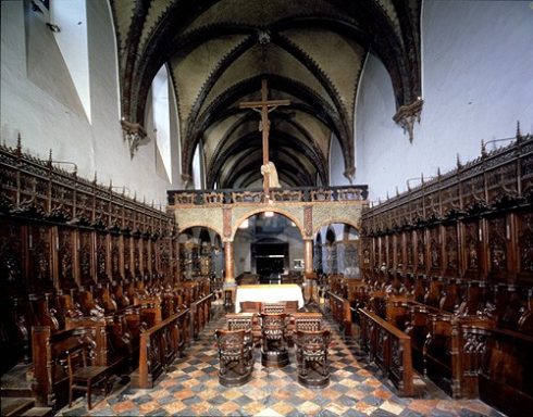 Fra klosterkirken Sant'Orsos interiør med flotte utskårne korstoler. Foto: www.regione.vda.it/turismo Klosterkirken Sant'Orso, Aosta, Valle d'Aosta, Nord-Italia, Italia