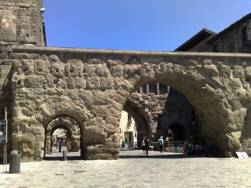 Porta Pretoria med den doble buerekken er fra tiden rett før Kristi fødsel. Foto: www.regione.vda.it/turismo Porta Pretoria, Aosta, Valle d'Aosta, Nord-Italia, Italia