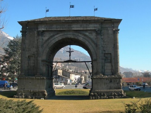 Porta Augusta er sannsynligvis fra den romerske byens grunnleggelse i år 25 før vår tidsregning, og oppkalt etter den regjerende keiser Augustus. Foto: www.regione.vda.it/turismo Porta Augusta, Aosta, Valle d'Aosta, Nord-Italia, Italia