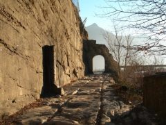 Fra den to tusen år gamle romerske veien som ble anlagt gjennom Val d'Aosta. Foto: www.regione.vda.it/turismo Aosta, Valle d'Aosta, Nord-Italia, Italia