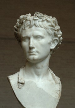 Byen ble grunnlagt under keiser Augustus, som regjerte mellom år 27 f Kr til år 14 e Kr - byste i Glyptothek München Keiser Augustus, Aosta, Valle d'Aosta, Nord-Italia, Italia