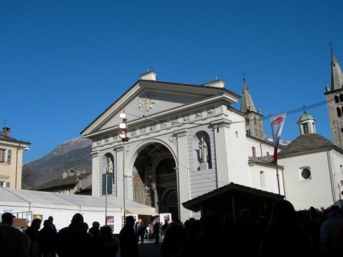 Aostas katedral har en nyklassisistisk vestfasade, som ikke yter kirken rettferdighet, selv om portalen har skulpturelle kvaliteter. Katedral, Santa Maria Assunta, Aosta, Valle d'Aosta, Nord-Italia, Italia