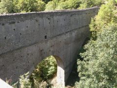 En kombinert viadukt og akvedukt fra år 3 f Kr ved Aymavilles et par mil oppover i dalen. Foto: www.regione.vda.it/turismo Kombinert viadukt og akvedukt, Aymavilles, Aosta, Valle d'Aosta, Nord-Italia, Italia
