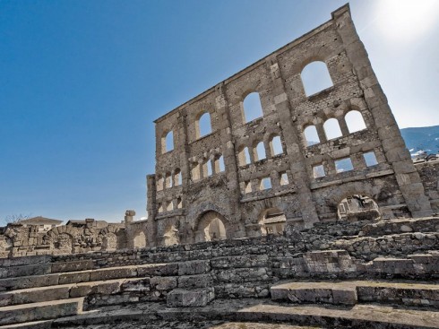 Bakveggen til det romerske teateret, som ble bygd cirka år 10 etter Kristus. Foto: www.regione.vda.it/turismo Romersk teater, Aosta, Valle d'Aosta, Nord-Italia, Italia