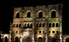 Det romerske teateret i flombelysning, Aosta, Valle d'Aosta, Nord-Italia, Italia
