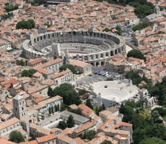 Gamlebyen i Arles med amfiteateret (bak) fra cirka år 90 etter Kristus og teater fra romertid. Foto: G Vlassis Gamlebyen i Arles med amfiteater og teater, Unesco, Arles, Provence, Sør-Frankrike, Frankrike
