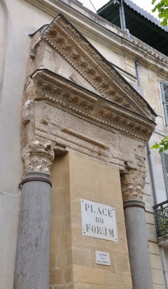 Arkitektonisk godbit på Arles Place du Forum - restene av et romersk tempel integrert i en senere bygning Arkitektonisk godbit på Place du Forum, Unesco, Verdensarv, Arles, Provence, Sør-Frankrike, Frankrike