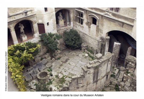 Også midt i Musée Arlatan finner du bygningsrester fra romertid. Foto: © Museon Arlaten/J. Luc Mabit Musée Arlatan, Arles, Provence, Sør-Frankrike, Frankrike