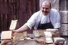 Bresciaprovinsen produserer utmerkede oster og viner - her Bagoss fra den vesle landsbyen Bagolino. Foto: © Brescia Turismo Brescia, Lombardia, Nord-Italia, Italia