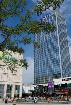 Shoppingmuligheter og moderne arkitektur ved Alexanderplatz. Foto: Berlin Tourismus © Wolfgang Scholvien Alexanderplatz, Berlin, Unesco Verdensarv, Øst-Tyskland, Tyskland