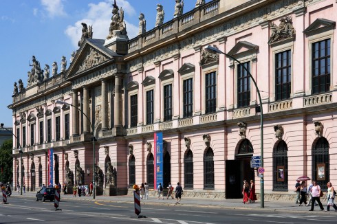 Zeughaus inneholder Tysklands historiske museum og ligger i hovedgaten Unter den Linden. Foto: Berlin Tourismus © Wolfgang Scholvien Unter den Linden, Berlin, Unesco Verdensarv, Museumsinsel, Brandenburger Tor , Øst-Tyskland, Tyskland