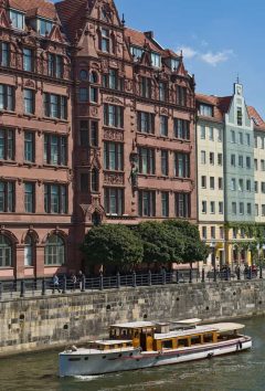 Nikolai-Viertel er Berlins gamleby med flere trivelige kneiper og gatemiljøer. Foto: Berlin Tourismus © Wolfgang Scholvien