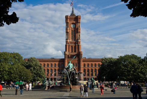 Rotes Rotes Rathaus er et flott rådhus med et kraftig tårn, slik som tradisjonen er på kontinentet. Foto: Berlin Tourismus © Wolfgang Scholvien Rotes Rathaus, Berlin, Unesco Verdensarv, Øst-Tyskland, Tyskland