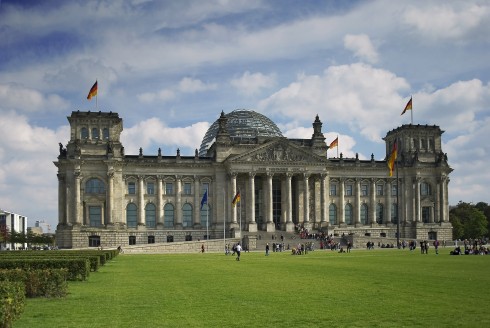 Reichstag - Berlins flotte parlamentsbygning i nyklassisistisk stil ligger ikke langt fra Brandenburger Tor. Reichstag, Berlin, Unesco Verdensarv, Brandenburger Tor, Øst-Tyskland, Tyskland