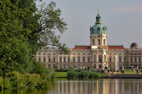 Godset Schloss Charlottenburg ligger litt vest for sentrum og inneholder fantastiske interiører og kunstsamlinger. Foto: Berlin Tourismus © Wolfgang Scholvien