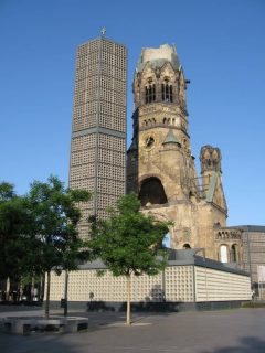 Kaiser-Wilhelm-Gedächtniskirche er et kjent landemerke vest i Berlin sentrum. Den ble ødelagt under Den andre verdenskrigen, og gjenoppbygd i år 1963 Kaiser-Wilhelm-Gedächtniskirche, Berlin, Unesco Verdensarv, Øst-Tyskland, Tyskland