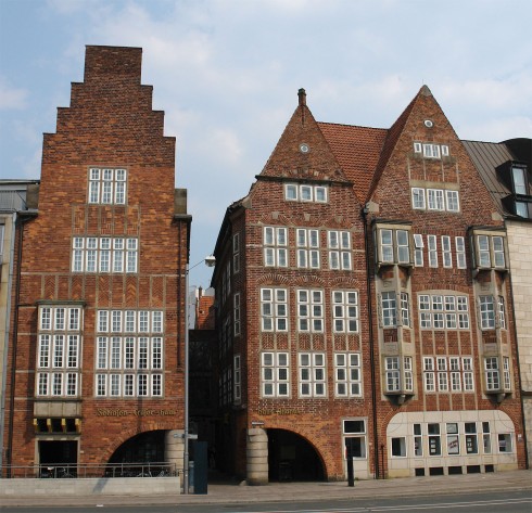 Böttcherstraße Bremen: Robinson-Crusoe-Haus og Haus Atlantis. Front mot Martinistraße. Foto: Jürgen Howaldt/Wikipedia Böttcherstraße, Bremen, Altstadt, Historisk,Middelalder, Marktplatz, Nord-Tyskland, Tyskland