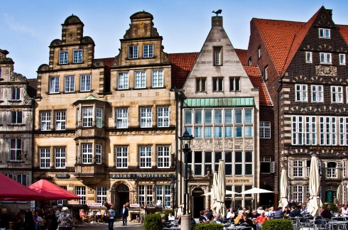 Denne husrekken ved Bremens Marktplatz ble oppført på slutten av 1500-tallet, men er noe endret underveis. Bremen, Altstadt, Historisk,Middelalder, Marktplatz, Nord-Tyskland, Tyskland