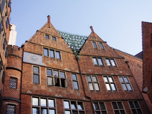 Böttcherstrasse inneholder flere vakre bygninger - legg merke til utsmykningen mellom gavlene. Foto: Xocolatl/Wikipedia Böttcherstrasse, Bremen, Altstadt, Historisk,Middelalder, Marktplatz, Nord-Tyskland, Tyskland