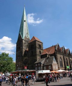 Bremens Liebfrauenkirche med tårn i forskjellige stiler, gotisk til venstre og romansk til høyre. Foto: Jürgen Howaldt/Wikipedia Liebfrauenkirche, Bremen, Unesco, Altstadt, Historisk,Middelalder, Marktplatz, Nord-Tyskland, Tyskland
