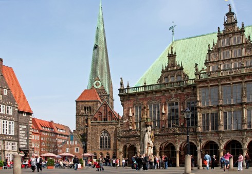 Liebfrauenkirche bak rådhuset har et tårn i romansk stil, mens resten er bygd i gotisk stil etter år 1220. Rolands-statuen fra år 1440 står foran rådhuset Bremen, Altstadt, Historisk,Middelalder, Marktplatz, Nord-Tyskland, Tyskland