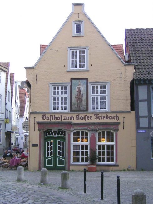 Fra Bremens sjarmerende gamlebydel Schnoor; Restaurant Kaiser Friedrich holder til i et hus fra år 1630. Foto: Rami Tarawneh/Wikipedia Bremen, Altstadt, Historisk,Middelalder, Marktplatz, Nord-Tyskland, Tyskland
