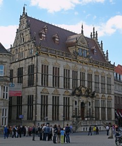 Huset Schütting var kjøpmannslaugets møtested, oppført i årene 1537 til 1539 i hollandsk renessansestil. Foto: Jürgen Howaldt/Wikipedia Huset Schütting, kjøpmannslaugets møtested, Bremen, Unesco, Altstadt, Historisk,Middelalder, Marktplatz, Nord-Tyskland, Tyskland