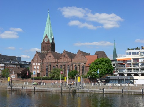 Liebfrauenkirche er synlig også fra havnen, hvor det for øvrig skipes ut 700 tusen tyskproduserte biler i året. Havnen, Bremen, Altstadt, Historisk,Middelalder, Marktplatz, Nord-Tyskland, Tyskland