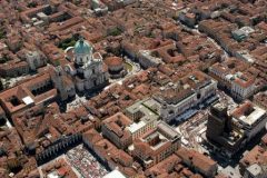 Brescias tre viktigste plasser - Piazza Paolo VI med Duomo midt på bildet, Piazza della Loggia nede til venstre og Piazza Vittoria til høyre. Foto: © Brescia Turismo Brescia, Lombardia, Nord-Italia, Italia