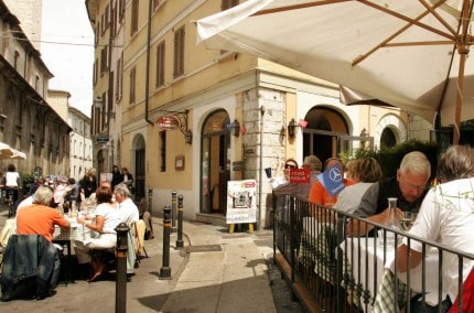 Det er travelt rundt lunsjtider i Via Gasparo de Salò, der gaten krysser Via dei Musei. Foto: © Trattoria Gasparo Brescia, Lombardia, Nord-Italia, Italia
