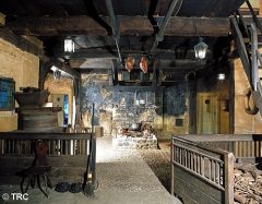 Et vesentlig eldre bondeinteriør på Bomann-Museum - legg merke til skinkene i taket. Foto: Tourismus und Stadtmarketing Celle GmbH Bondeinteriør på Bomann-Museum, Celle, Nord-Tyskland, Tyskland