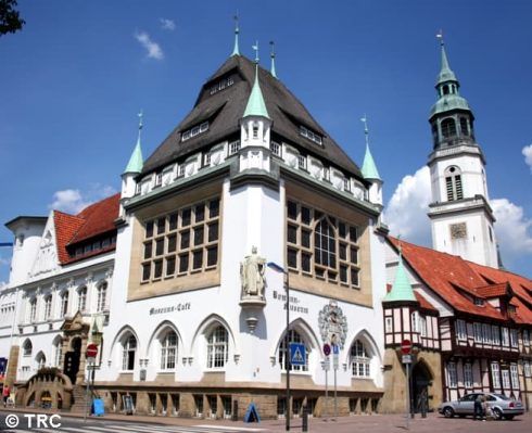 Bomann-Museum holder til i en storslått nygotisk bygning ved rådhuset og kirken. Foto: Tourismus und Stadtmarketing Celle GmbH Bomann-Museum, Celle, Nord-Tyskland, Tyskland