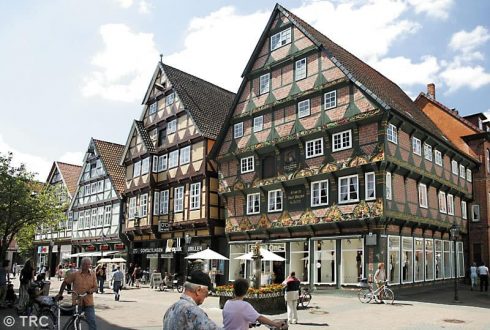 Celles mest kjente bindingsverkshus heter Hoppener-Haus og ble oppført i år 1532 med flotte treskjæringer og dekorasjoner. Foto: Tourismus und Stadtmarketing Celle GmbH Hoppener-Haus år 1532, Celle, Nord-Tyskland, Tyskland