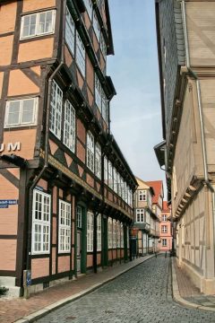 Middelaldersmuget Kalandgasse er et av de eldste og fineste i hele Celle. Foto: Losch/Wikipedia Middelaldersmuget Kalandgasse, Celle, Nord-Tyskland, Tyskland